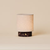 Oplaadbare tafellamp Onoda Small in Rosso Levanto rood marmer met linnen kap, studiofoto