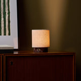 Tafellamp oplaadbaar Onoda Small in Rosso Levanto rood marmer op een donkere houten kast