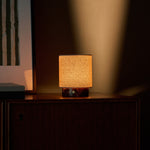 Oplaadbare tafellamp Onoda Small in Rosso Levanto rood marmer op een houten dressoir