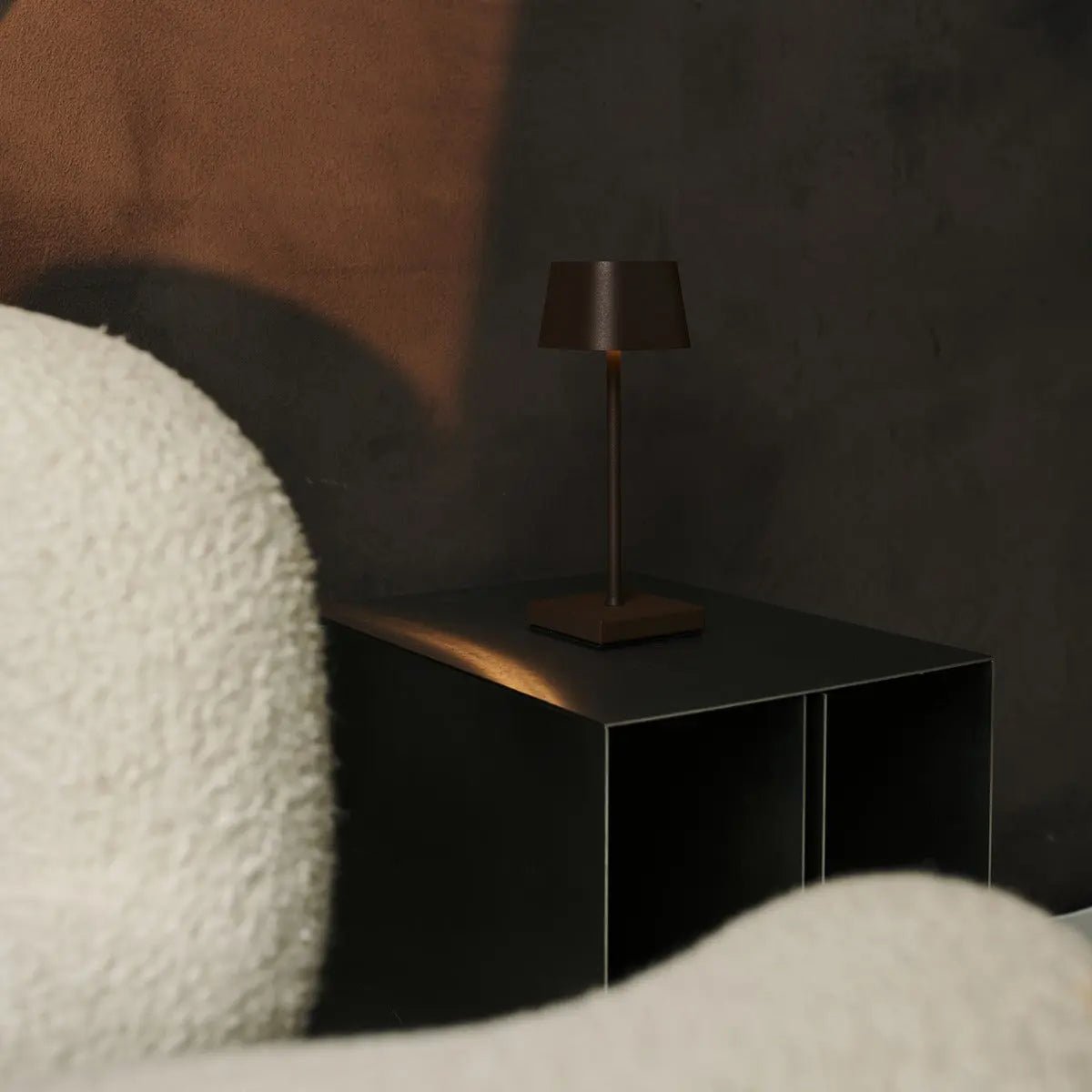 Sarphati Mini Mocha Brown Cordless Table Lamp Perfect for Hospitality Industry – Wireless Rechargeable via Charging Station, Dimmable Lamp & 3 Light Modes Tavellio