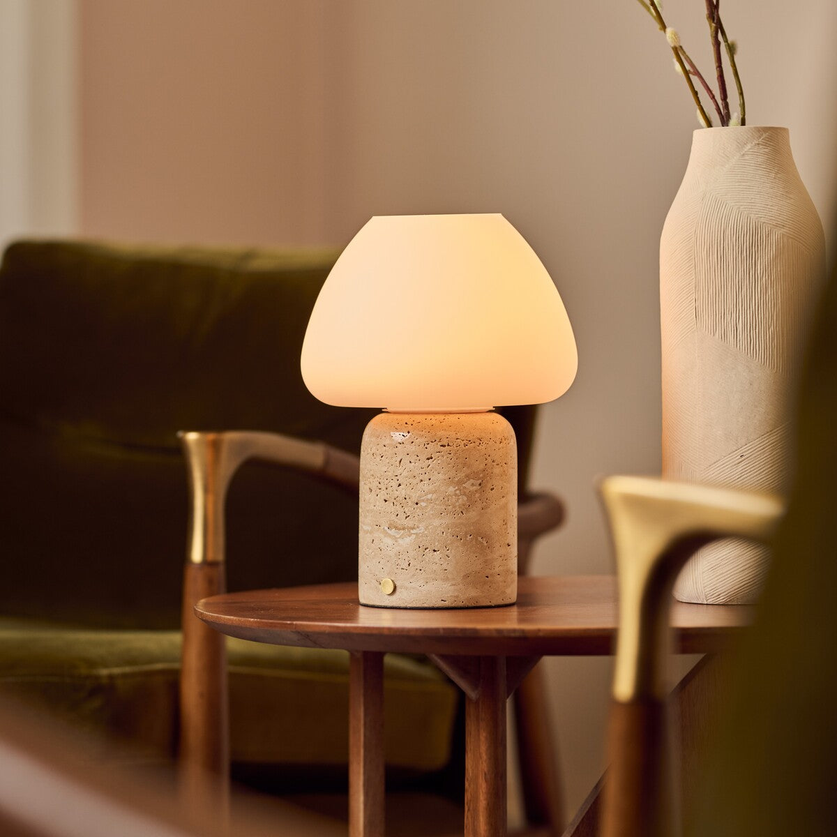 Tafellamp oplaadbaar Ostade in beige travertin, sfeervol op een stenen bijzettafel