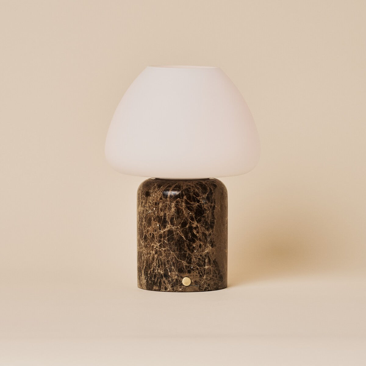 Tafellamp oplaadbaar Ostade in Emperador donkerbruin marmer, studio-opname op beige fond