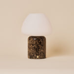 Tafellamp oplaadbaar Ostade in Emperador donkerbruin marmer, studio-opname op beige fond