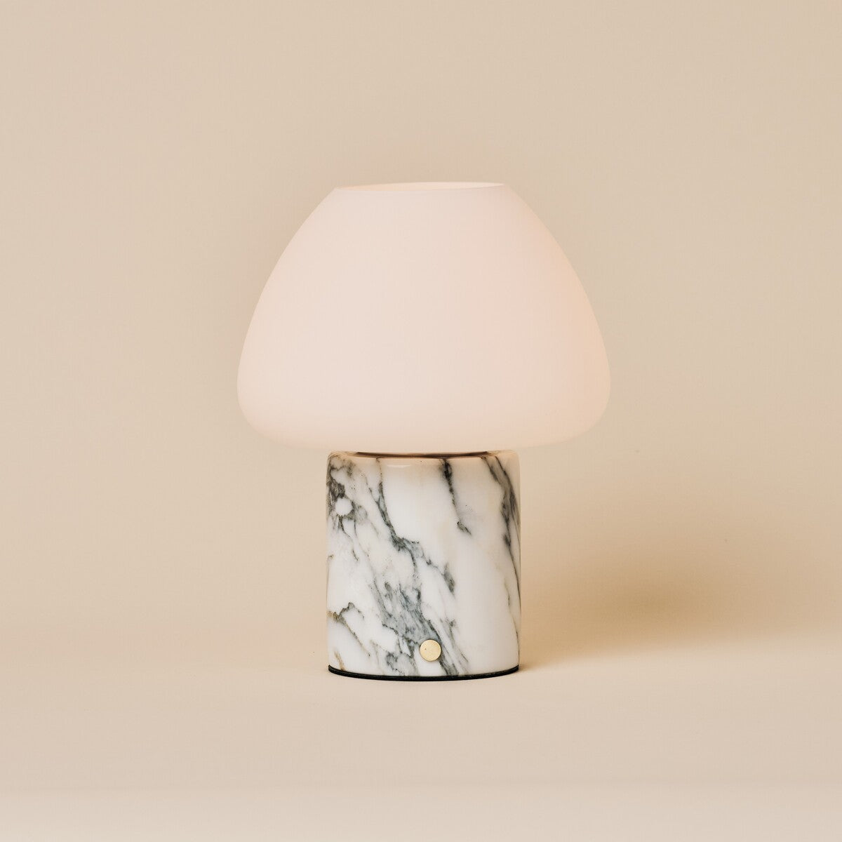 Tafellamp oplaadbaar Ostade Medium in Arabescato marmer, studio close-up van matte glazen kap