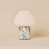 Tafellamp oplaadbaar Ostade Medium in Arabescato marmer, studio close-up van matte glazen kap