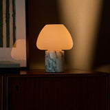 Oplaadbare tafellamp Ostade Medium, wit-grijs geaderd Arabescato marmer op een dressoir