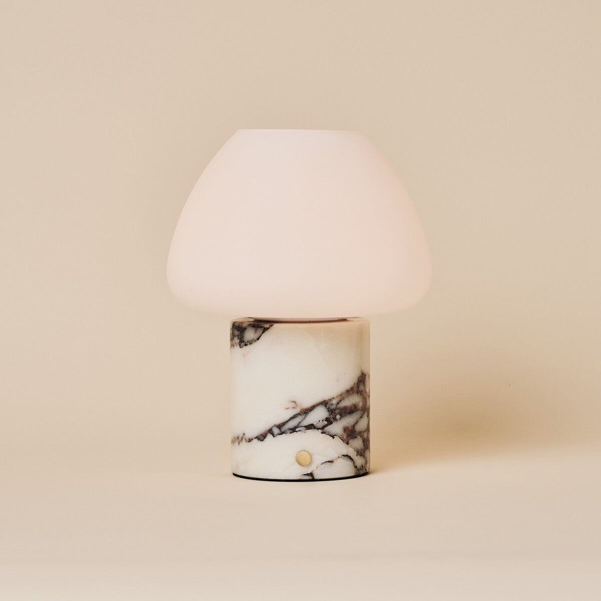 Tafellamp oplaadbaar Ostade met Calacatta Vionaro wit marmeren voet, studio productfoto