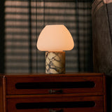 Tafellamp oplaadbaar Ostade met Calacatta Vionaro wit marmer en glazen kap op dressoir