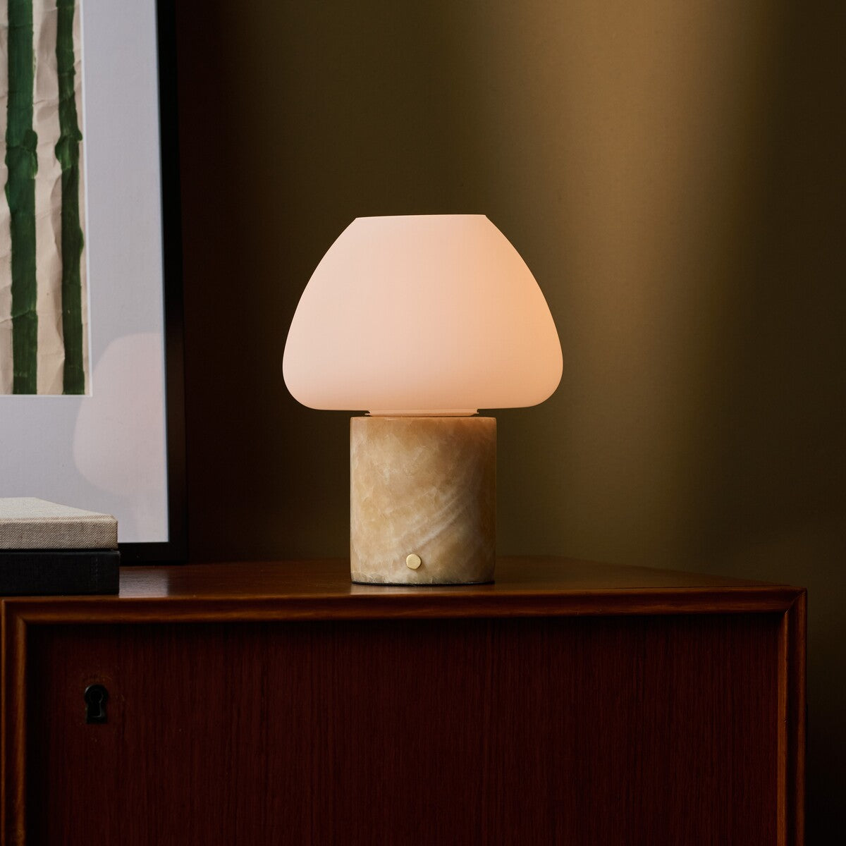 Tafellamp oplaadbaar Ostade Medium in Honey Onyx marmer op houten dressoir met ingelijste kunst