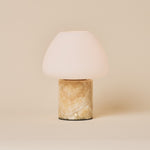 Tafellamp oplaadbaar Ostade Medium in Honey Onyx marmer, studioafbeelding op beige achtergrond