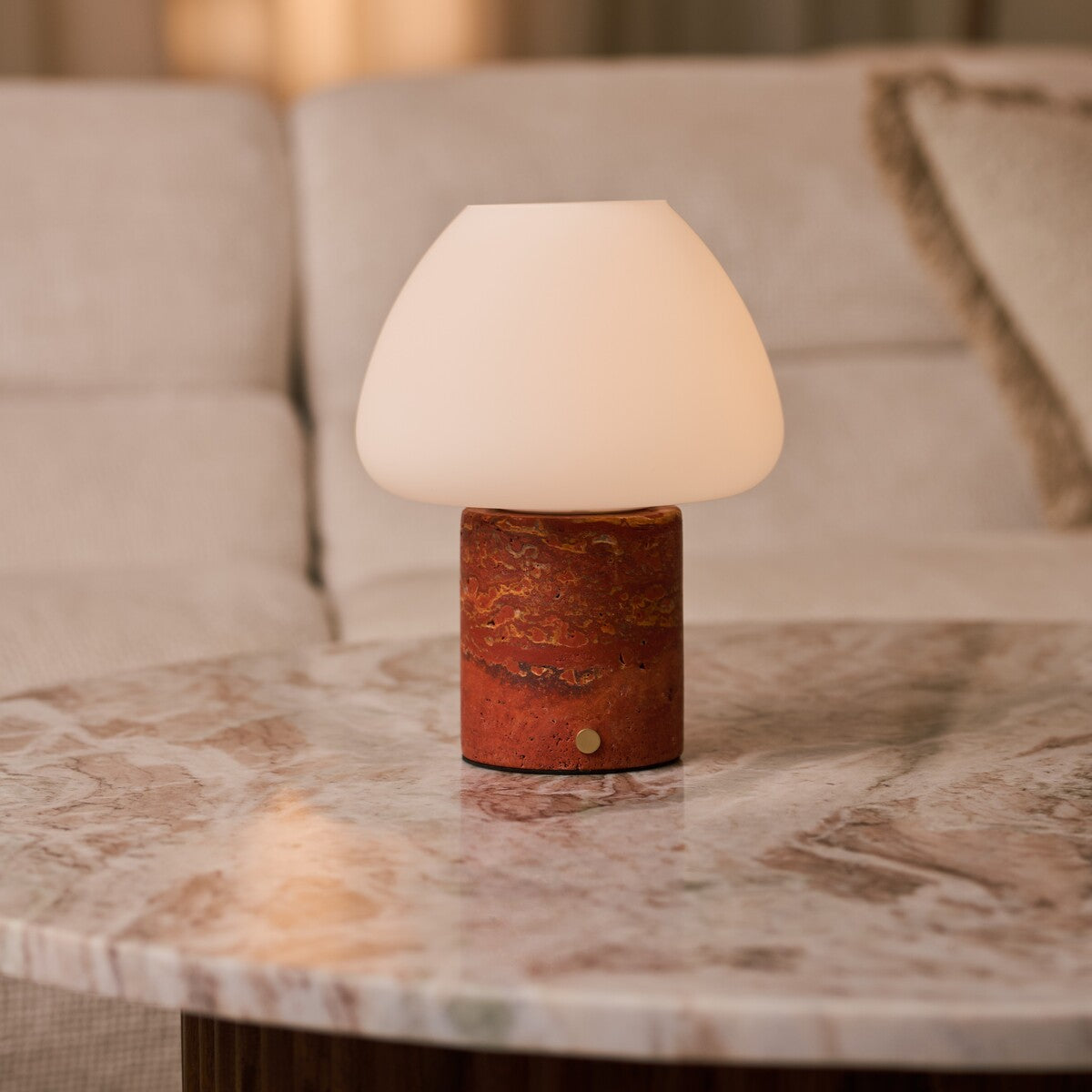 Tafellamp oplaadbaar Ostade met Red Travertine marmeren voet en melkglazen kap, studiofoto