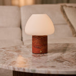 Tafellamp oplaadbaar Ostade met Red Travertine marmeren voet en melkglazen kap, studiofoto