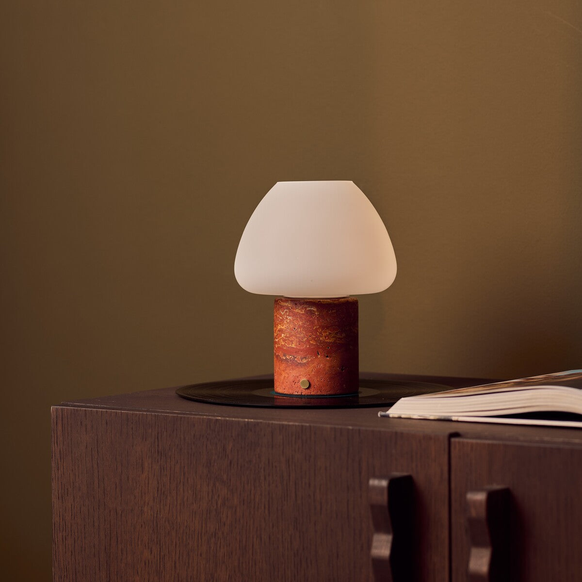 Oplaadbare tafellamp Ostade met Red Travertine marmeren voet en linnen kap op dressoir