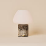 Oplaadbare tafellamp Ostade met Silver Travertine marmeren voet en melkglazen koepelkap