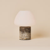 Oplaadbare tafellamp Ostade met Silver Travertine marmeren voet en melkglazen koepelkap