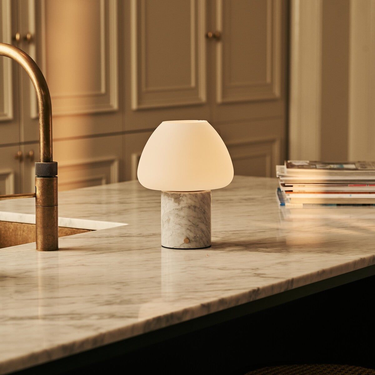 Ostade White – Bianco Statuarietto Marble Rechargeable Table Lamp | Unique, Dimmable & 3 Light Colors