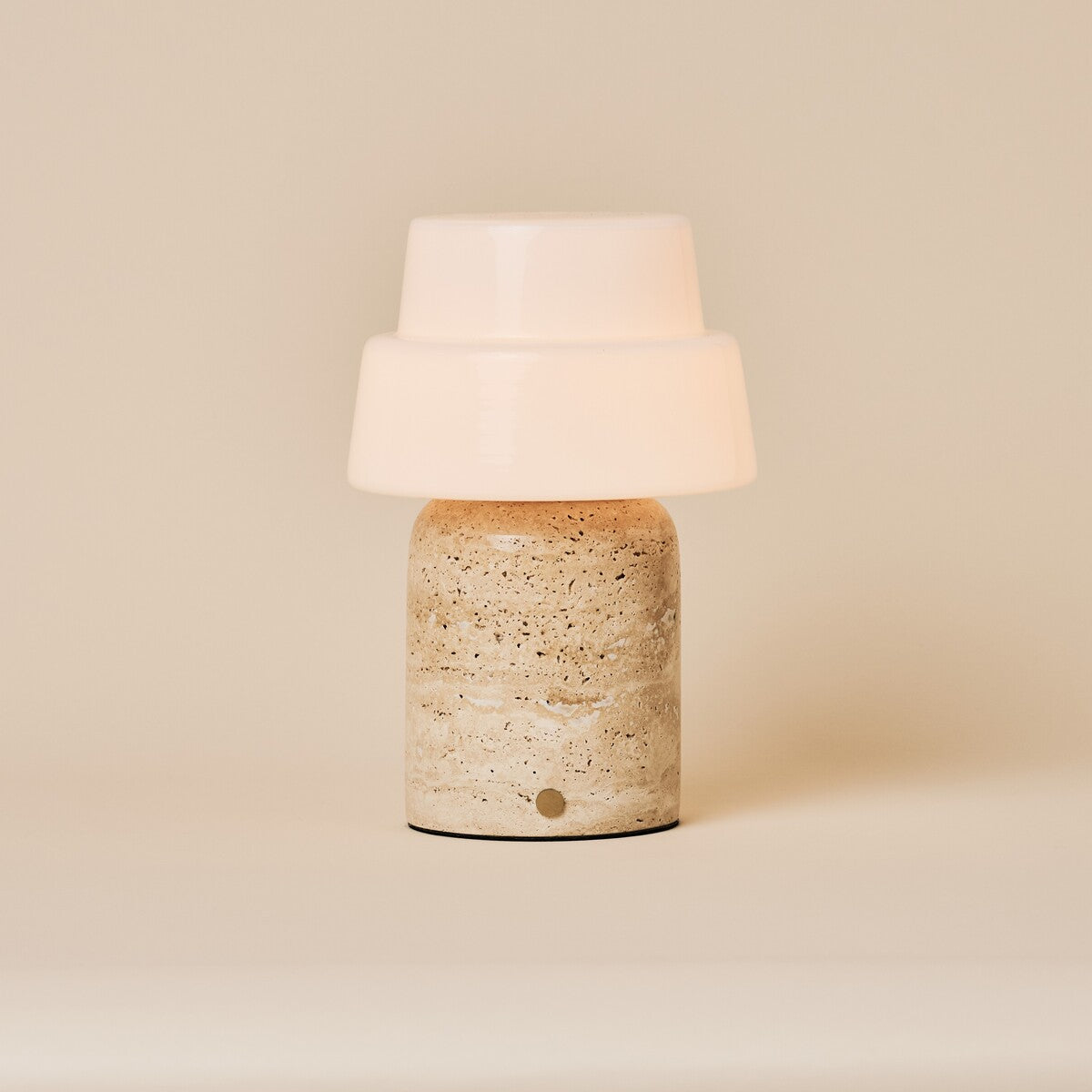 Tafellamp oplaadbaar Pissarro Large Classic Travertine, beige marmeren voet, opaal glazen kap, studiofoto