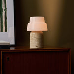 Tafellamp oplaadbaar Pissarro Large Classic Travertine, beige marmeren voet, opaal glazen kap