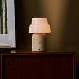 Tafellamp oplaadbaar Pissarro Large Classic Travertine, beige marmeren voet, opaal glazen kap