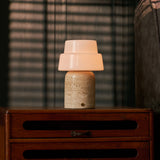 Oplaadbare tafellamp Pissarro Large Classic Travertine, beige marmeren voet, brandend voor jaloezieen