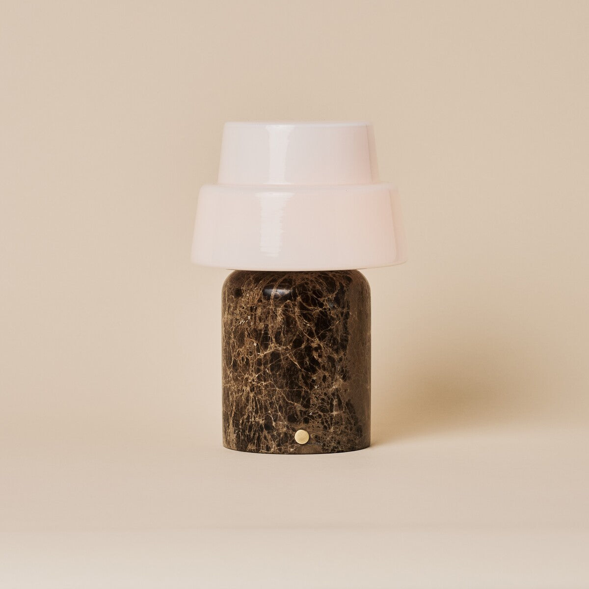 Tafellamp oplaadbaar Pissarro Large Emperador Dark Marble, donkerbruine marmeren voet, opaal glazen kap, studiofoto