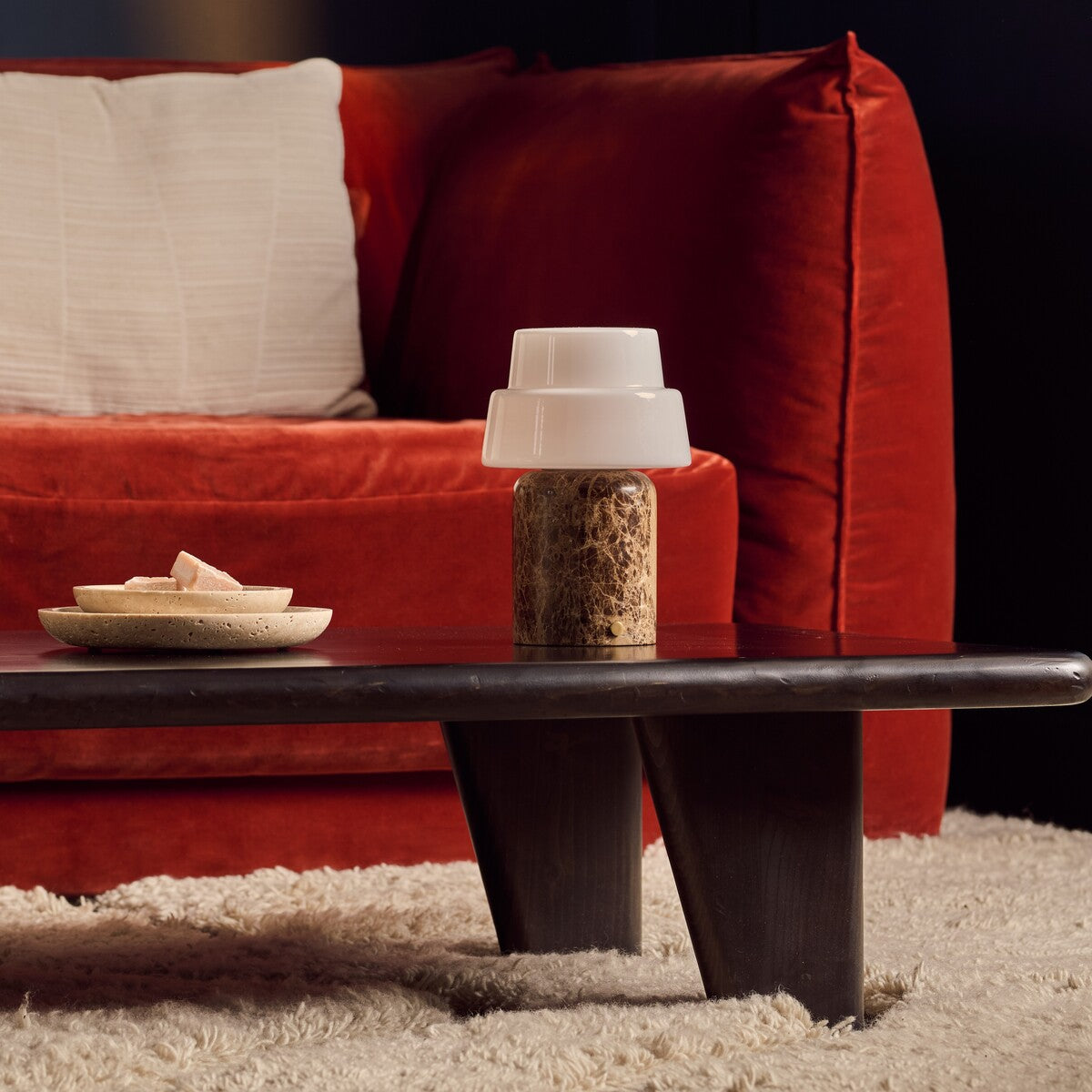 Tafellamp oplaadbaar Pissarro Large emperador dark marmer met witte getrapte kap op salontafel