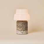 Oplaadbare tafellamp Pissarro Large Silver Travertine, grijs marmeren voet, opaal glazen kap, studiofoto