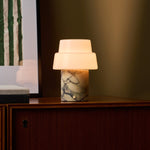 Pissarro Medium Calacatta Vionaro jaune lampe de table rechargeable Tavellio – buffet en bois – marbre doré veiné, lumière chaude