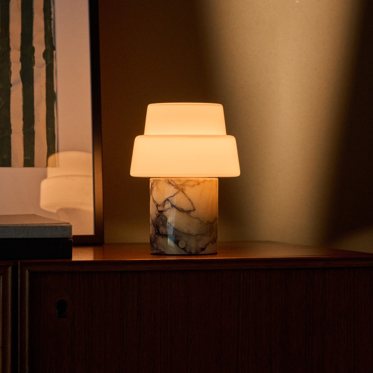 Pissarro marbre Calacatta Vionaro jaune lampe de table sans fil Tavellio – sur une commode en bois – veines marbrées éclairées