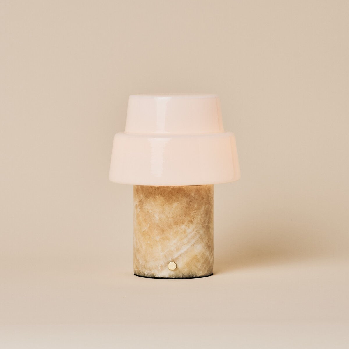 Rechargeable table lamp Pissarro Medium Honey Onyx marble base with tiered glass shade
