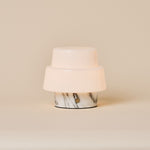 Oplaadbare tafellamp Pissarro Small Arabescato marmer met getrapte glazen kap op beige achtergrond