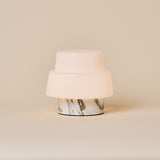 Oplaadbare tafellamp Pissarro Small Arabescato marmer met getrapte glazen kap op beige achtergrond