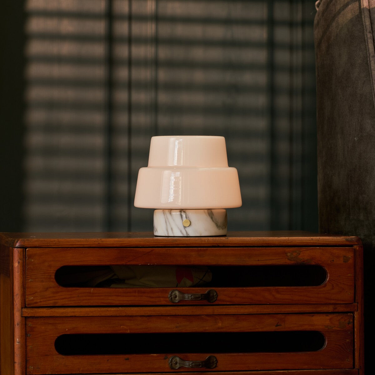 Oplaadbare tafellamp Pissarro Small Arabescato marmer met glazen kap, detailfoto van de voet