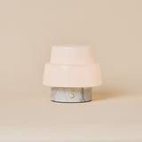 Oplaadbare tafellamp Pissarro Small wit marmer op beige studioachtergrond