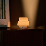 Oplaadbare tafellamp Pissarro Small wit marmer op donker houten dressoir