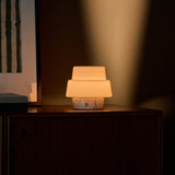 Oplaadbare tafellamp Pissarro Small wit marmer op donker houten dressoir
