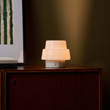 Tafellamp oplaadbaar Pissarro Small Bianco Statuarietto marmer met glazen kap op een houten dressoir