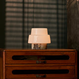 Oplaadbare tafellamp Pissarro Small Calacatta Viola wit-paars marmer op dressoir met houten lades