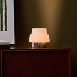 Oplaadbare tafellamp Pissarro Small Calacatta Viola wit-paars marmer, brandend op houten dressoir