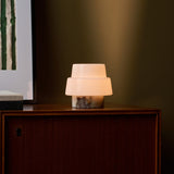 Oplaadbare tafellamp Pissarro Small Calacatta Viola wit-paars marmer, brandend op houten dressoir