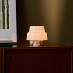 Pissarro Small marbre Calacatta Vionaro lampe de table sans fil Tavellio – posée sur un canapé en velours – abat-jour dôme opalin en verre