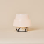 Lampe de table Pissarro Small marbre Calacatta Vionaro blanc sans fil Tavellio – photo produit fond beige – veinage naturel visible