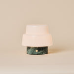 oplaadbare tafellamp Pissarro Small ijsgroen marmer studiofoto op beige achtergrond