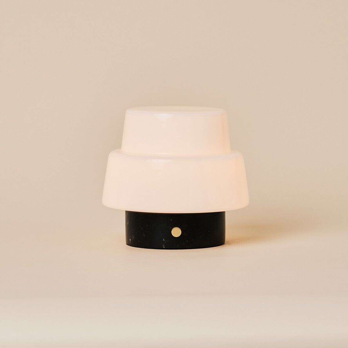 Tafellamp oplaadbaar Pissarro Small Nero Marquina zwart marmer met opaalglazen kap, studiofoto