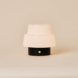 Tafellamp oplaadbaar Pissarro Small Nero Marquina zwart marmer met opaalglazen kap, studiofoto