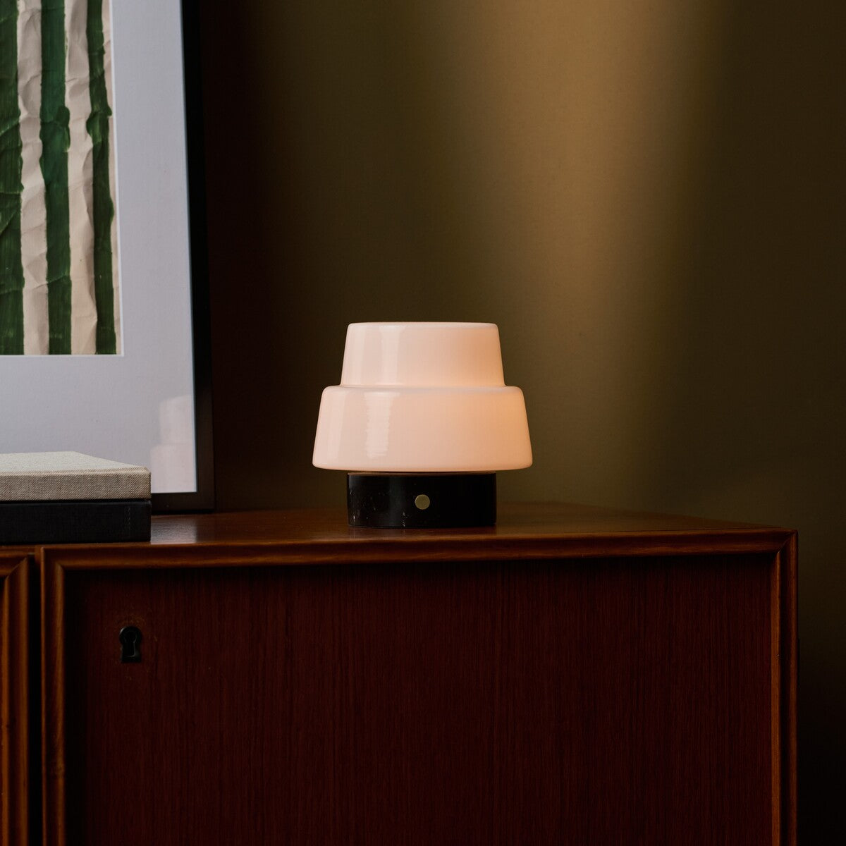 Oplaadbare tafellamp Pissarro Small met Nero Marquina zwart marmer, brandend op dressoir