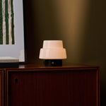 Oplaadbare tafellamp Pissarro Small met Nero Marquina zwart marmer, brandend op dressoir