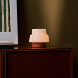 Tafellamp oplaadbaar Pissarro Small rood travertin gloeiend op een houten dressoir
