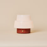 Oplaadbare tafellamp Pissarro Small rood travertin op een effen beige achtergrond