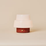Oplaadbare tafellamp Pissarro Small rood travertin op een effen beige achtergrond